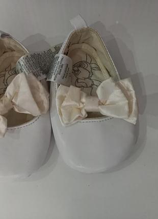 Милые супер легкие пинеточки- чешки для девочки нежно молочного цвета.  disney baby