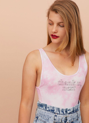 Боді від h&m принт тай дай/боді з принтом агіапа grande. напис thank u next