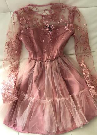 Розовое расшитое платье принцессы