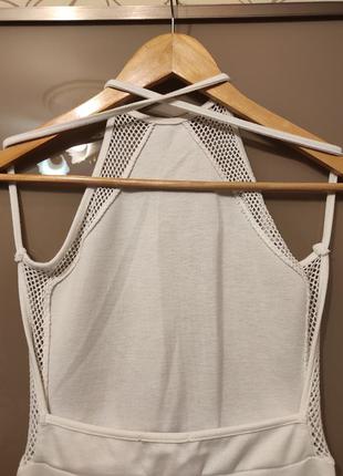 Плаття з відкритою спиною