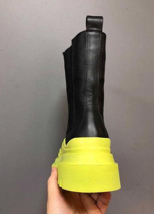Bottega veneta yellow ботега масивні чорні чоботи з хутром натуральна шкіра модні чорні зимні чобітки жовта підошва массивные ботинки натуральная кожа2 фото