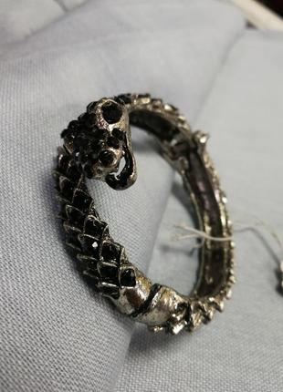 Браслет змея темный метал+черные камни