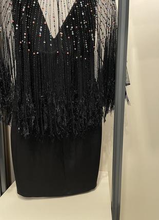 Стильное платье -кейп с декоративной отделкой и перьями6 фото