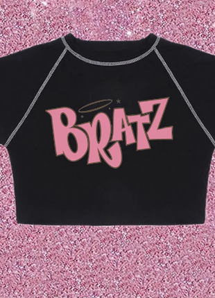 Футболка женская укороченная винтажная черная с принтом bratz , кроп топ2 фото