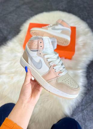 Нереально красивые женские высокие кроссовки nike air jordan 1 retro mid пудровые бежевые с белым