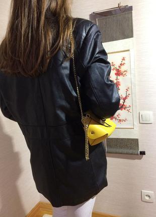 Жіноча шкіряна чорна куртка з накладними кишенями5 фото