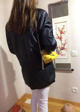 Жіноча шкіряна чорна куртка з накладними кишенями7 фото