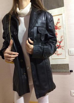 Жіноча шкіряна чорна куртка з накладними кишенями6 фото
