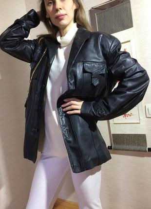 Жіноча шкіряна чорна куртка з накладними кишенями9 фото