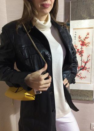 Жіноча шкіряна чорна куртка з накладними кишенями2 фото