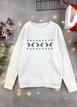 Свитшот с оленями и снежинками, базовый белый батник, свитер1 фото