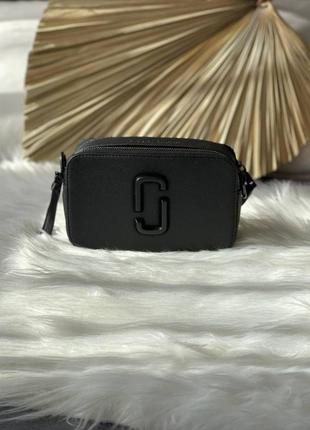 Стильная женская кожаная сумочка в стиле mark jacobs total black logo чёрная8 фото