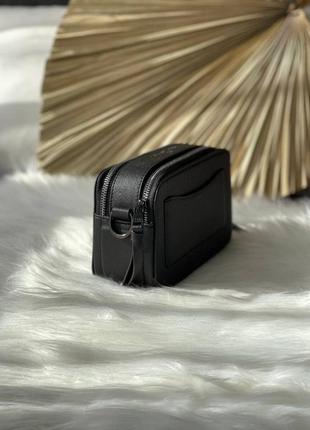 Стильная женская кожаная сумочка в стиле mark jacobs total black logo чёрная6 фото