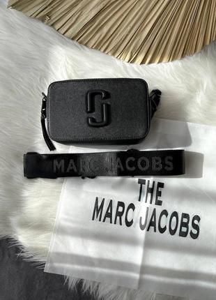 Стильная женская кожаная сумочка в стиле mark jacobs total black logo чёрная1 фото
