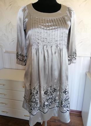 Красивое атласное платье туника с вышивкой, размер 46-48.