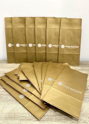 Золотистый фирменный пакет в форме конверта ив роше1 фото
