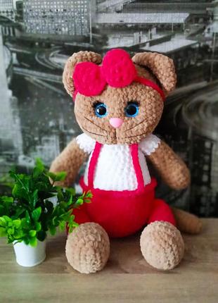 Чудова кішка, яка шукає подружку.