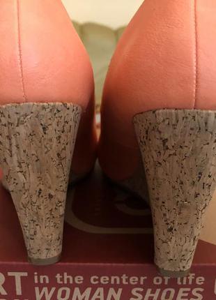 Яскраві туфельки з відкритим носочком на танкетці3 фото