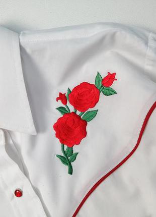 Жіноча біла сорочка з довгим рукавом з вишивкою червоної троянди бавовна5 фото