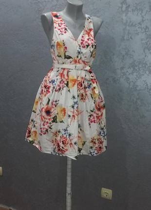 Шикарное нежное платье в цветы с поясом1 фото