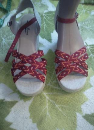 Lucky brand босоніжки ескадрильї на танкетці устілка 25.