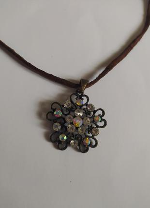 Вінтажний кулон на замшевому шнурку з застібкою