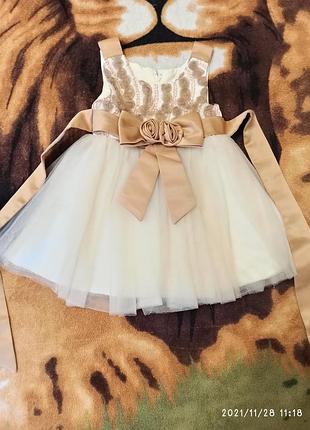 Ошатне, пишна, гарна сукня без рукавів