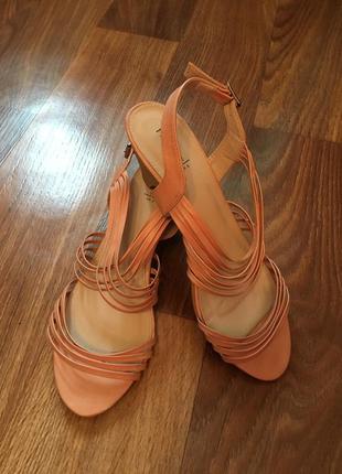 Пудрові босоніжки розмір 41/42