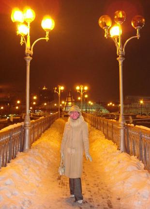 Зимнее пальто кремового цвета с натуральным мехом6 фото