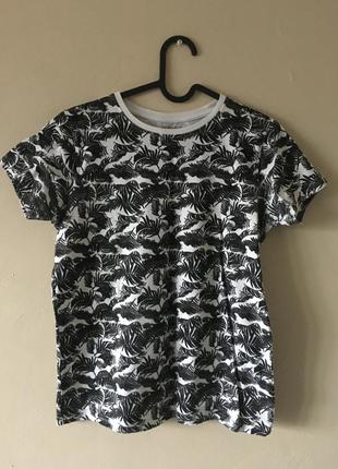 Футболка в листьях