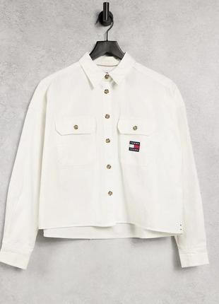 Плотная oversize рубаха молочного оттенка с лого tommy jeans с трендовыми пуговицами