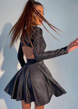 Приталенное блестящее черное платье с открытой спиной2 фото