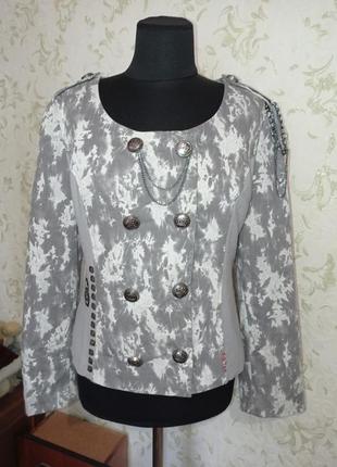 Куртка в стилі мілітарі threenity grey quirky military style jacket medium size studs chains tie dye