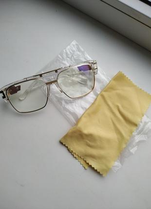 Прозрачные пластиковые очки с золотой оправой и вставками3 фото