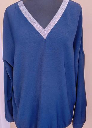 Нарядна блузка з срібною обробкою.