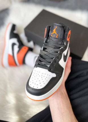 Відмінні зимові чоловічі високі кросівки nike air jordan 1 retro mid black orange fur чорно-білі з помаранчевим хутро2 фото