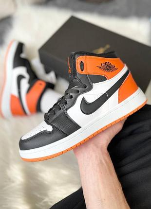 Отличные мужские зимние высокие кроссовки nike air jordan 1 retro mid black orange fur чёрно-белые с оранжевым мех