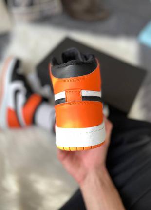 Відмінні зимові чоловічі високі кросівки nike air jordan 1 retro mid black orange fur чорно-білі з помаранчевим хутро8 фото