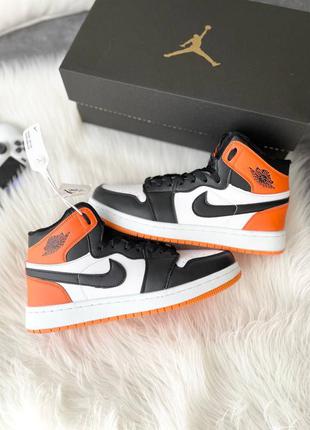 Відмінні зимові чоловічі високі кросівки nike air jordan 1 retro mid black orange fur чорно-білі з помаранчевим хутро7 фото