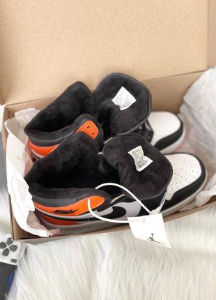 Відмінні зимові чоловічі високі кросівки nike air jordan 1 retro mid black orange fur чорно-білі з помаранчевим хутро9 фото