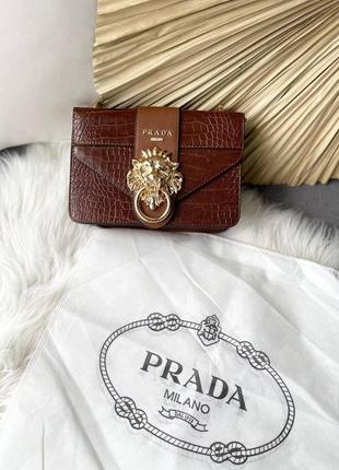 Красивая женская кожаная сумочка в стиле prada lion brown коричневая3 фото