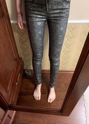 Стильные джинсы с напылением змеиный принт2 фото