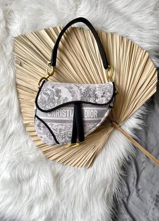 Классная женская сумочка в стиле christian dior saddle print grey/beige серая8 фото