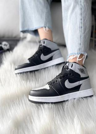 Стильные женские высокие зимние кроссовки nike air jordan 1 retro mid black grey чёрные с серым на меху3 фото