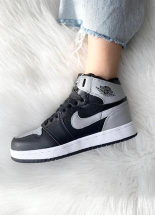 Стильные женские высокие зимние кроссовки nike air jordan 1 retro mid black grey чёрные с серым на меху4 фото