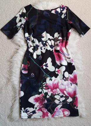 Красиве квіткове плаття міді