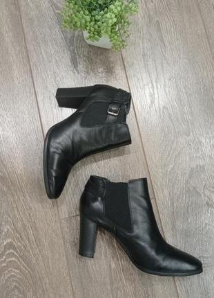 Черные кожаные ботинки ботильоны полу сапоги  на аккуратном каблуке
с широкой резинкой2 фото