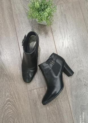 Черные кожаные ботинки ботильоны полу сапоги  на аккуратном каблуке
с широкой резинкой