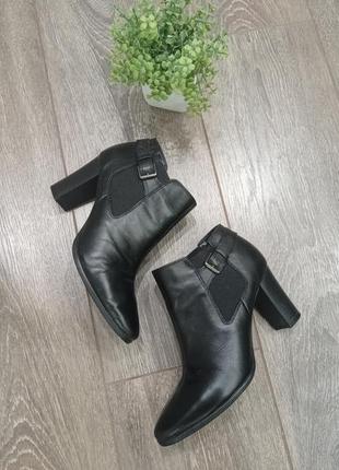 Черные кожаные ботинки ботильоны полу сапоги  на аккуратном каблуке
с широкой резинкой9 фото