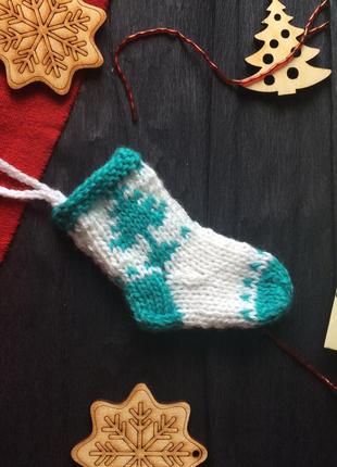 Новорічний декор в'язана шкарпетка на ялинку, новорічна іграшка на ялинку ручної роботи